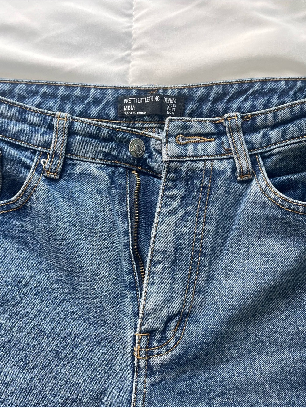 PRETTYLITTLETHING Women’s Blue Denim Mom Jeans